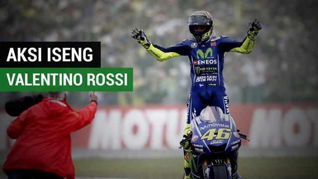Berita video aksi iseng Valentino Rossi kepada seorang wanita setelah dirinya menjadi juara di MotoGP Belanda 2017, Minggu (25/6).