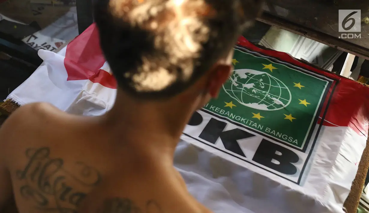 Pekerja menyelesaikan pembuatan atribut partai di Jakarta, Senin (15/10). Dalam sehari, pekerja di pabrik konveksi tersebut bisa memproduksi hingga 2.000 potong atribut partai, mulai dari kaos, bendera, dan topi. (Liputan6.com/Immanuel Antonius)