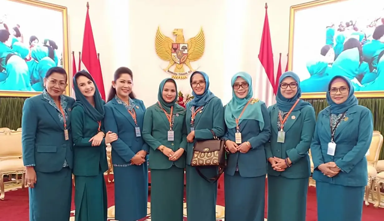 Mengenakan pakaian yang senada, ini kunjungan lapangan Arumi Bachsin ke Istana Bogor bareng TP. PKK se-Indonesia. Arumi nampak hangat dan nyaman bersama para ibu-ibu PKK. (Liputan6.com/IG?@arumi_arumi_94)