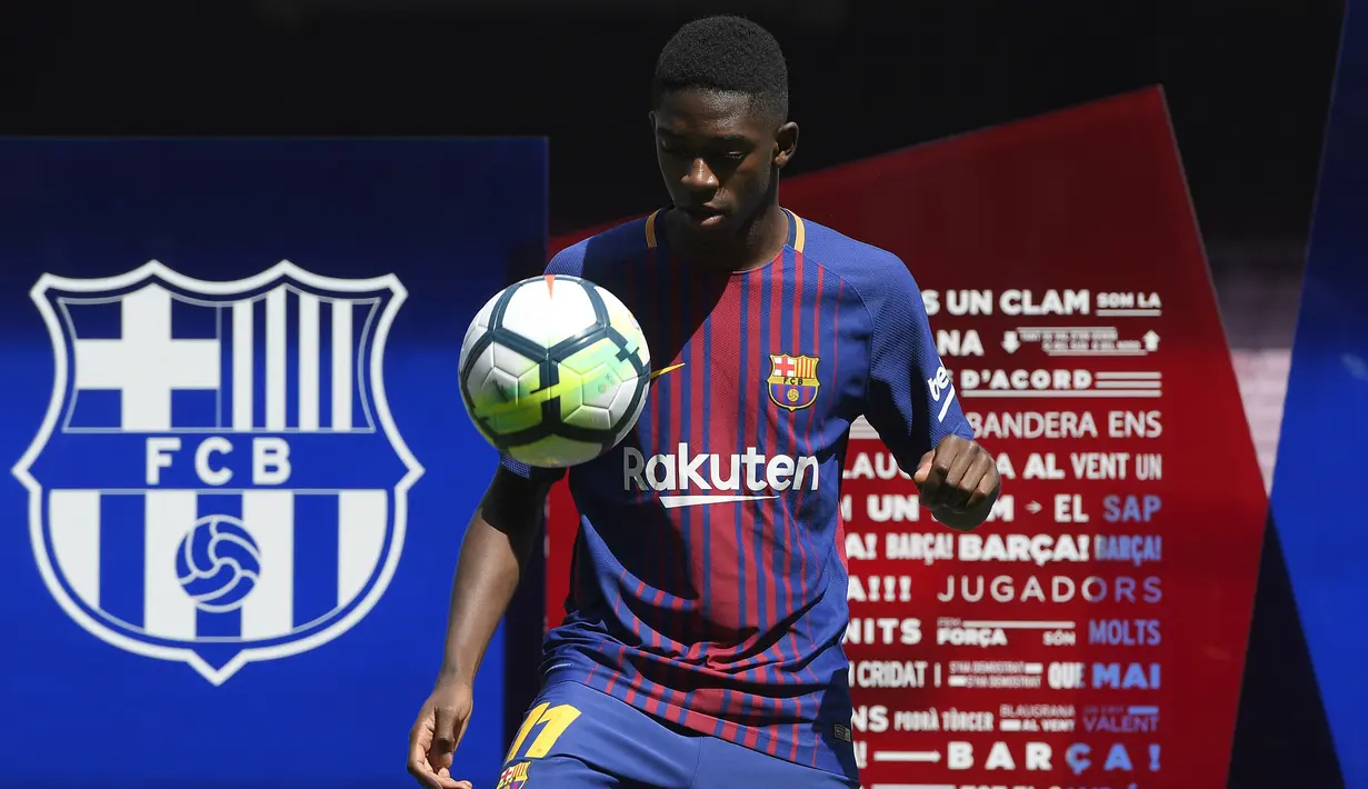 Sebagai pengganti Neymar, Barcelona mendatangkan Ousmane Dembele dari Borussia Dortmund dengan nilai transfer sebesar 140 juta euro. Nyatanya ia tampil tak sesuai harapan dan lebih banyak dicadangkan akibat cedera. Hingga kini ia telah tampil dalam 149 laga di semua ajang dengan torehan 32 gol dan 34 assist. (AFP/Lluis Gene)