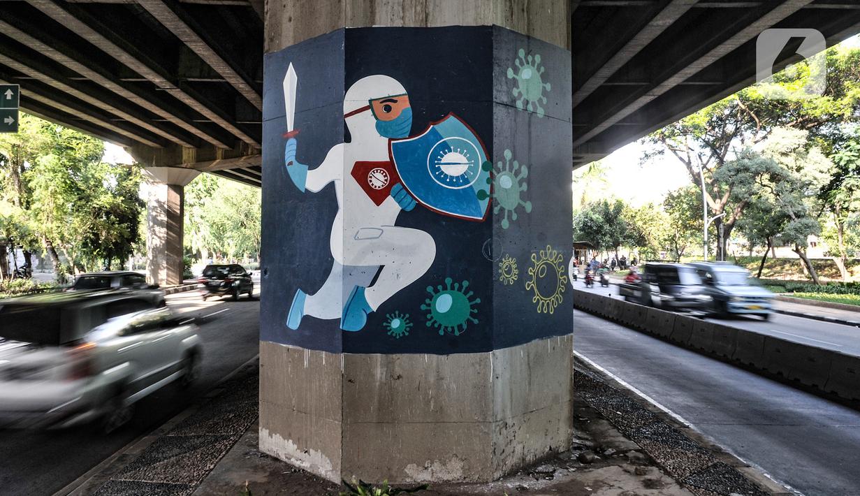 Kendaraan melintasi mural bertema protokol kesehatan Covid-19 yang menghiasi tiang pancang jalan tol di Jalan Ahmad Yani, Jakarta, Minggu (13/12/2020). Mural dibuat bertujuan mengajak masyarakat melawan pandemi Covid-19 dengan disiplin mematuhi protokol kesehatan. (merdeka.com/Iqbal S. Nugroho)