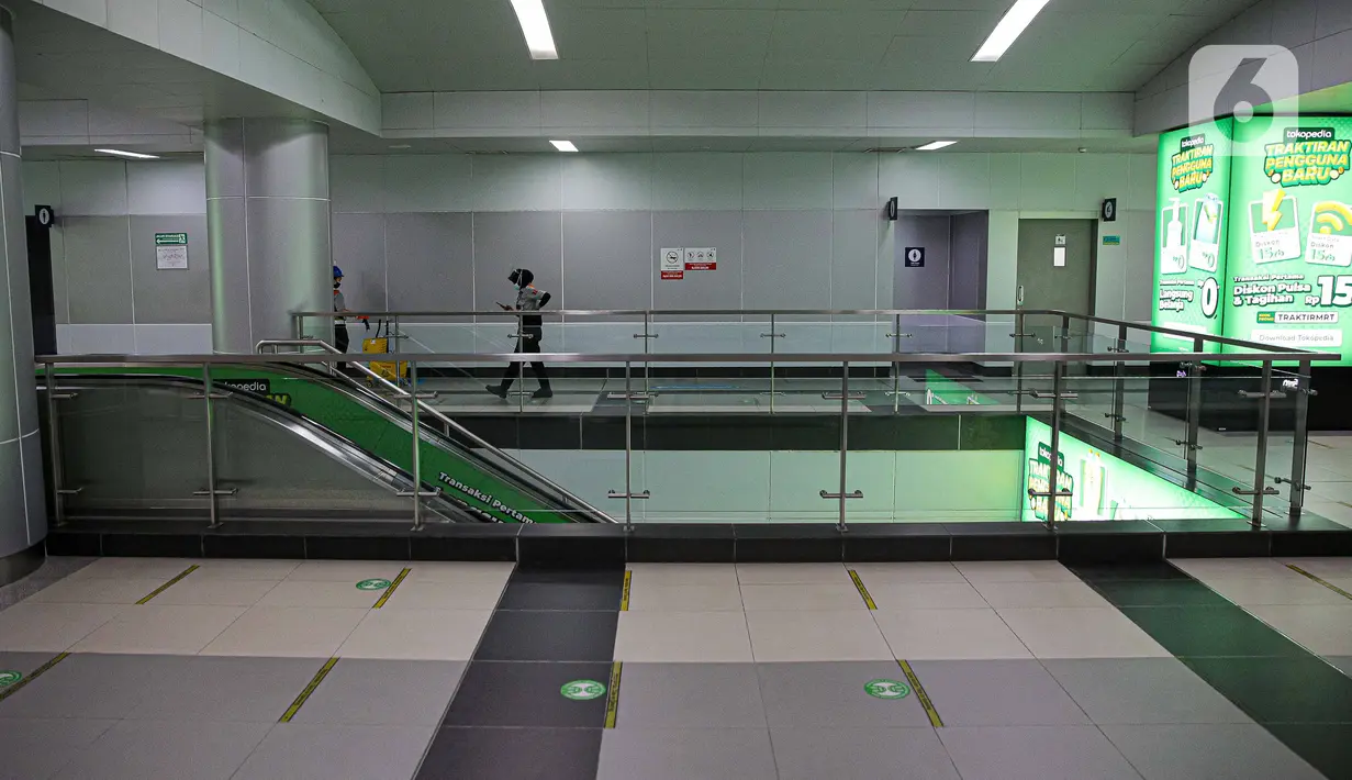 Suasana tampak sepi di Stasiun MRT Bundaran HI, Jakarta, Selasa (3/8/2021). Pada Juli 2021, penumpang MRT turun sebanyak 80 persen menjadi 4.450 penumpang per hari dari sebelumnya pada Juni 2021 tercatat sebanyak 22.686 penumpang per hari. (Liputan6.com/Faizal Fanani)