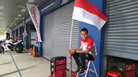 Pebalap Astra Honda Racing Team, Gerry Salim, berpose saat ARRC 2017 di Sirkuit Buriram, Thailand, Sabtu (2/12/2017). Gerry Salim menjadi rider Indonesia pertama yang menjuarai ARRC kelas Asia Production 250. (Bola.com/Muhammad Wirawan)