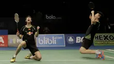Pasangan China, Li Junhui/Liu Yuchen, melakukan selebrasi usai memastikan juara Indonesia Open 2017 di JCC, Minggu (18/6/2017). Li Junhui/Liu Yuchen berhasil mengalahkan pasangan Denmark, Mathias Boe/Carsten Morgensen. (Bola.com/M Iqbal Ichsan)