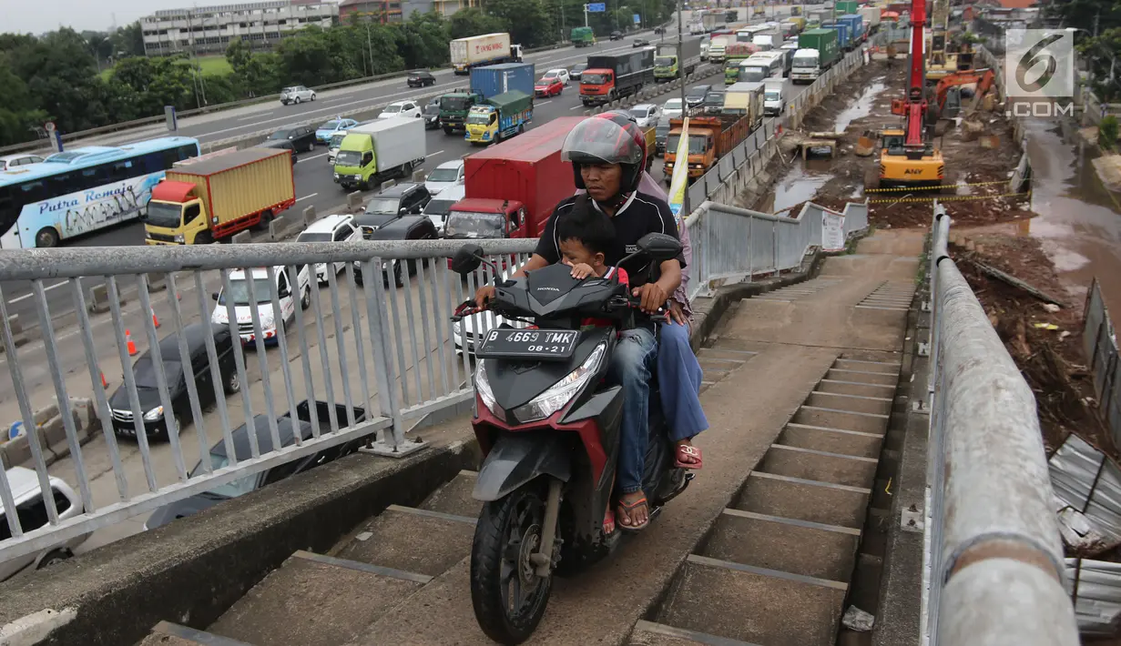 Pengendara motor menaiki Jembatan Penyeberangan Orang (JPO) di kawasan Cikunir, Bekasi Barat, Senin (12/3). Aksi tidak tertib dengan berkendara melintasi JPO itu berpotensi membahayakan pengendara motor maupun pejalan kaki. (Liputan6.com/Arya Manggala)