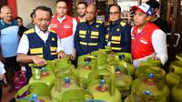 Menteri ESDM Bahlil Lahadalia didampingi Direktur Utama Pertamina Simon Aloysius Mantiri melakukan pengecekan LPG 3 Kg saat kunjungan kerja Menteri ESDM Satgas Ramadhan dan Idul Fitri 2025 di Pangkalan LPG 3Kg Tri Mutiningsih, Kebon Agung, Surabaya pada Selasa (25/3/2025)