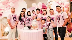 Ulang tahun Ameena Hanna Nur Atta yang pertama ini dirayakan hanya bersama keluarga. Dalam momen tersebut tak hanya ada Aurel dan Atta, tapi ada pula keluarga Anang Hermansyah dan keluarga Krisdayanti serta Thoriq Halilintar. (Liputan6.com/IG/@attahalilintar)