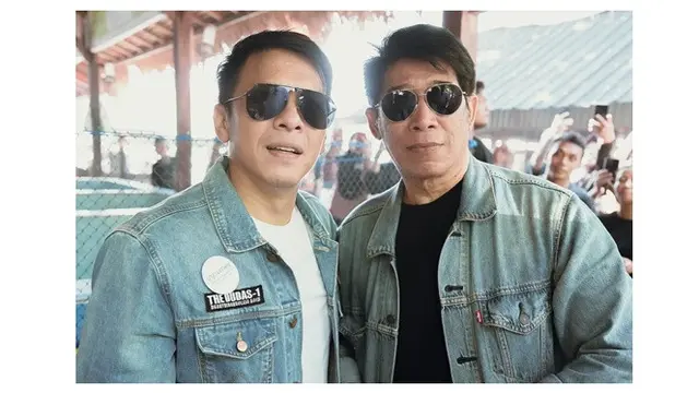 6 Gaya Fashion Ariel NOAH dan Parto Patrio saat Touring ke Lombok, Kompak Abis
