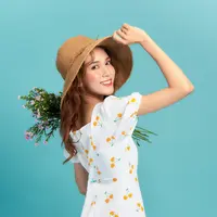 ilustrasi perempuan memegang bunga/Makistock/Shutterstock