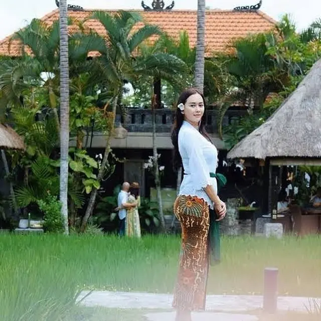 7 Pesona Aura Kasih saat Pakai Kebaya, Anggun Banget