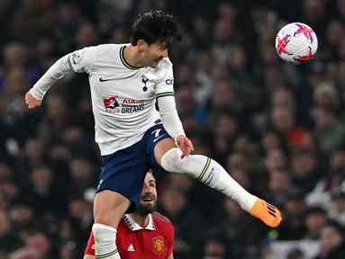Pemain Tottenham Hotspur, Son Heung-min berusaha mencetak gol ke gawang Manchester United pada laga pekan ke-33 Liga Inggris 2022/2023 di Tottenham Hotspur Stadium, London, Jumat (28/04/2023) WIB. Laga berakhir dengan skor 2-2. (AFP/Glyn Kirk)