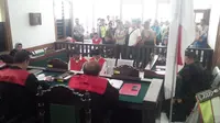 Guru olahraga di Bandung mengembuskan napas terakhir setelah dikeroyok tiga preman hanya gara-gara senggolan motor. (Liputan6.com/Aditya Prakasa)