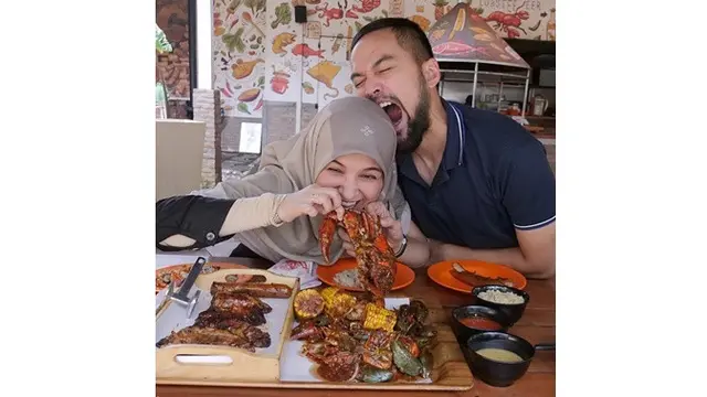7 Potret Mesra Shireen Sungkar dan Teuku Wisnu, Beri Kejutan Romantis saat Anniversary