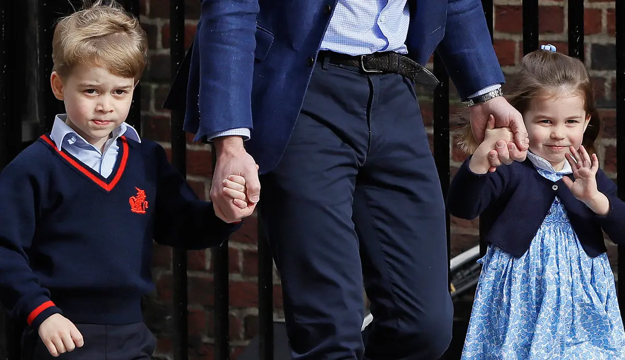 Pangeran George dan Putri Charlotte mengunjungi tempat sang ibu, Kate Middleton melahirkan di Rumah Sakit St Mary's, London, Senin (23/4). Pangeran George dan Putri Charlotte tampil senada dengan busana serba biru. (AP/Kirsty Wigglesworth)