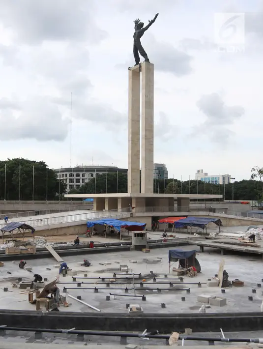 Pemandangan saat para pekerja mengerjakan proyek revitalisasi Taman Lapangan Banteng, Jakarta Pusat, Rabu (7/3). Revitalisasi Taman Lapangan Banteng dibagi dua zona, Monumen Pembebasan Irian Barat dan Olahraga. (Liputan6.com/Arya Manggala)