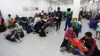 Sejumlah pemudik menunggu keberangkatan kereta di Stasiun Pasar Senen, Jakarta Pusat, Rabu (30/5). Sebagian warga lebih memilih mudik lebih awal untuk menghindari lonjakan penumpang. (Liputan6.com/Arya Manggala)