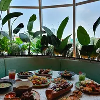 Menikmati makan seafood dengan bumbu khas Indonesia di Terumbu