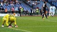 Reaksi kiper AC Milan, Gianluigi Donnarumma (kiri) usai gawangnya kebobolan pemain Lazio, pada laga lanjutan Liga Italia Serie A 2017-2018, di Stadion Olimpico, Roma, Minggu (10/9/2017).  (AFP/Vincenzo Pinto)