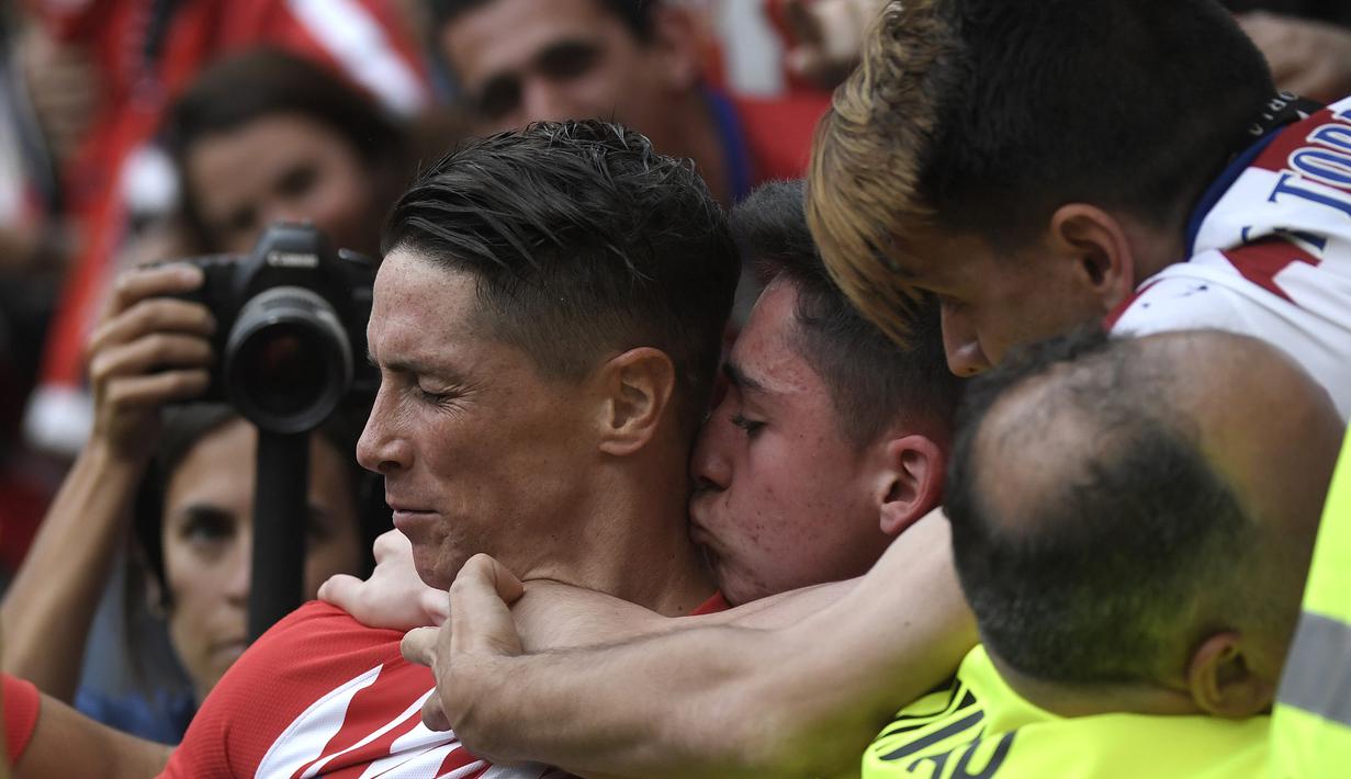 Striker Atletico Madrid, Fernando Torres, merayakan gol ke gawang Eibar pada laga La Liga Spanyol di Stadion Wanda Metropolitano, Madrid, Minggu (20/3/2018). Laga ini merupakan yang terakhir bagi Torres bersama Atletico. (AFP/Gabriel Bouys)