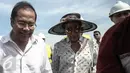 Menteri Kelautan dan Perikanan, Susi Pudjiastuti bersama Menko Kemaritiman, Rizal Ramli ketika meninjau reklamasi Teluk Jakarta, Rabu (4/5). Seperti biasa, Menteri Susi selalu modis memadukan pakaian yang dikenakannya. (Liputan6.com/Faizal Fanani)