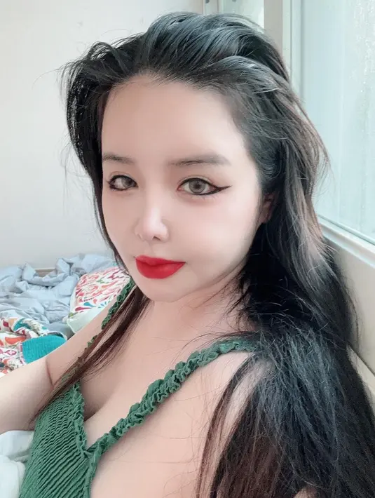 Dalam satu postingan, dia menulis, "Halo. Ini Bom," sebelum melanjutkan dengan postingan lain yang berbunyi, "Bom dan hijau".  [Instagram/newharoobompark]