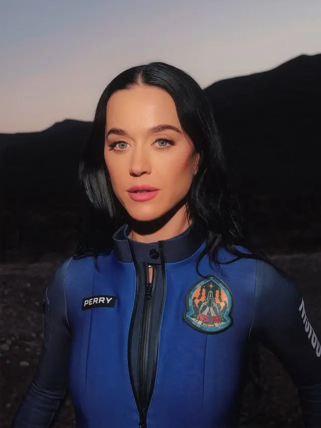 Gaya Katy Perry dan 5 Perempuan Lainnya Berbalut Pakaian Luar Angkasa Rancangan Desainer