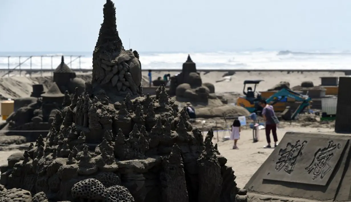 Keindahan beraneka macam bentuk patung pasir di pameran Asahi Sand Sculpture, Yasashigaura, pantai Asahi ,Tokyo, Sabtu (11/7/2015). Pameran ini digelar mulai Senin (6/7) lalu. (AFP PHOTO/Toshifumi Kitamura)