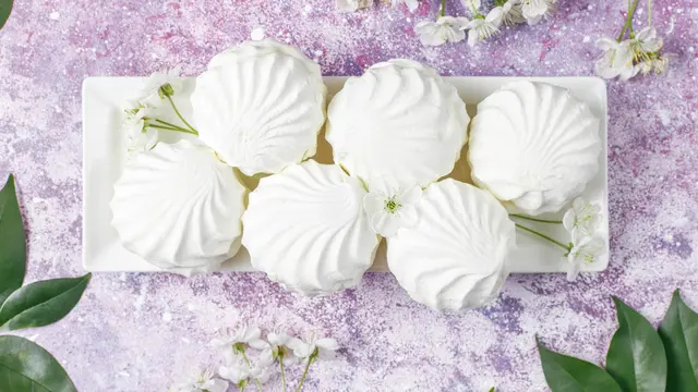 Ilustrasi Meringue Cookies