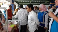 Menteri BUMN Rini Soemarno saat meninjau UMKM di rest area 207 A Tol Palikanci, Rabu (11/7/2018). Dok Kementerian PUPR