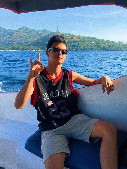 (Instagram/bastiansteel)