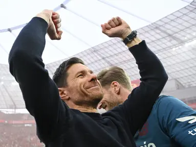 Pelatih Bayer Leverkusen Xabi Alonso merayakan kemenangan timnya atas  Werder Bremen pada laga pekan ke-29 Liga Jerman atau Bundesliga 2023/2024,  di BayArena, Minggu (15/4/2024) malam WIB. (INA FASSBENDER / AFP)
