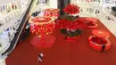 Instalasi Red Lunar di Mal Senayan City, Jakarta, Kamis (19/1/2023). Instalasi tersebut bernuansa merah dan sentuhan emas, yang berisi Mei Hwa forest hingga Lantern towers dengan ratusan juntaian lampion indah. (Liputan6.com/Herman Zakharia)