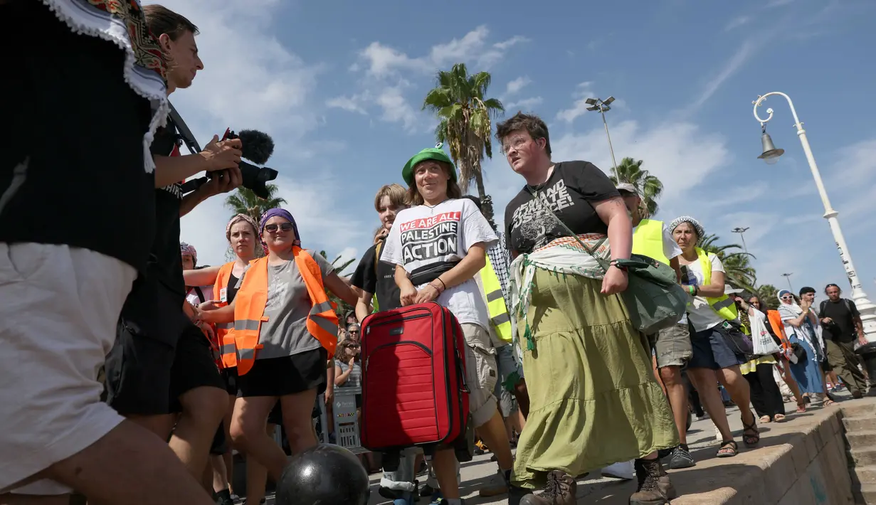 Greta Thunberg berangkat bersama puluhan kapal dalam misi menembus blokade laut Israel yang telah berlangsung sejak 2007. (Lluis GENE/AFP)