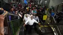 Anies Baswedan tersenyum saat menaiki eskalator saat mengunjungi Pasar Tanah Abang, Jakarta, Jumat (21/10). Dalam kunjungannya Anies Baswedan menyapa para pengunjung dan pedagang Pasar Tanah Abang. (Liputan6.com/Johan Tallo)