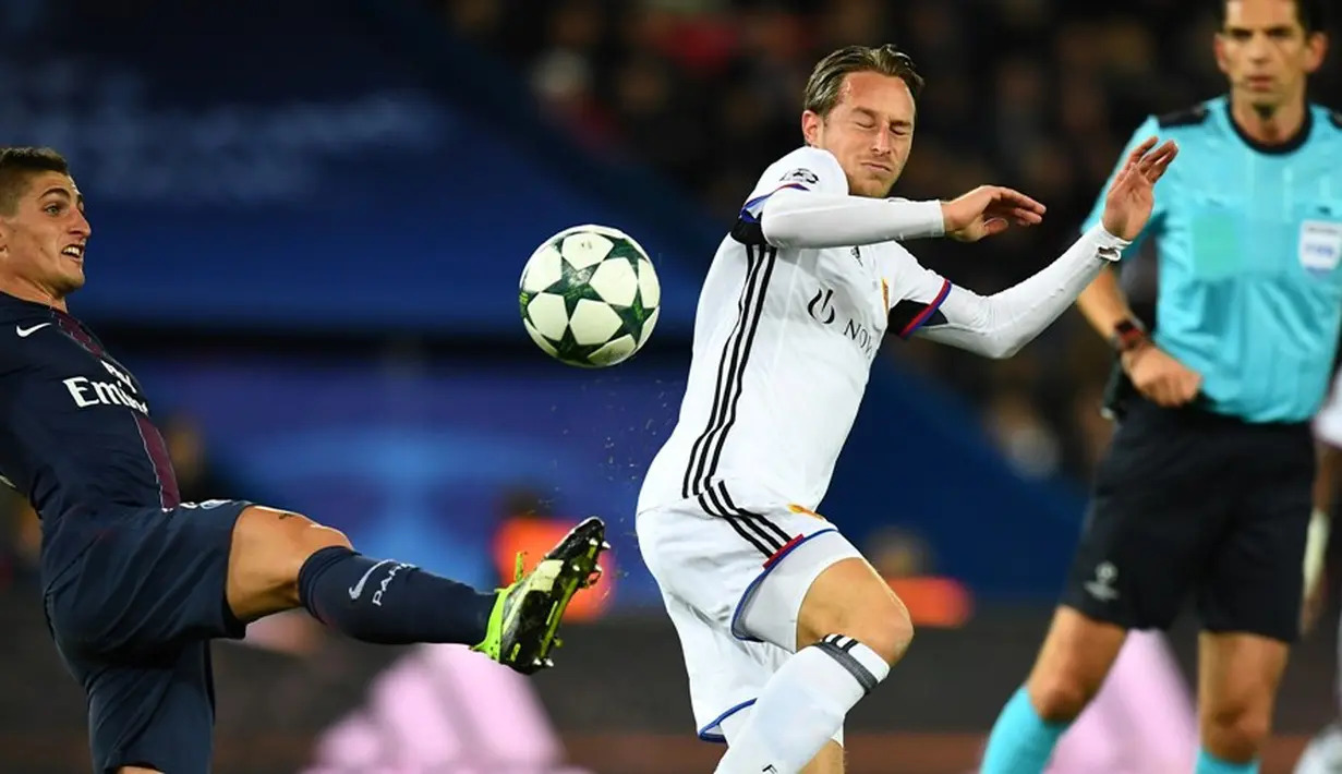 Pemain PSG, Marco Verratti (kiri), berebut bola dengan pemain Basel, Luca Zuffi, dalam laga lanjutan Grup A Liga Champions di Stadion Parc Des Princes, Paris, Kamis (20/10/2016) dini hari WIB. (AFP/Franck Fife)