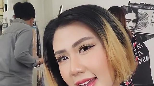 Rey Utami lepas hijab di unggahan terbarunya (Foto: Instagram/@reyutami)