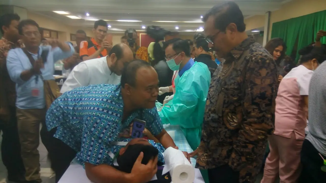 Jaksa Agung melihat proses Sunatan massal yang digelar di Kejaksaan Agung. (Liputan6.com/Moch Harun Syah)