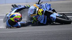 Pembalap Gresini Racing MotoGP asal Spanyol, Fermin Aldeguer, tergelincir keluar lintasan setelah mengalami kecelakaan saat sesi latihan bebas menjelang Grand Prix MotoGP Indonesia di Sirkuit Internasional Mandalika, Mandalika, Jumat (9/10/2026). (SONNY TUMBELAKA/AFP)