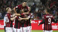 Para pemain AC Milan, merayakan gol yang dicetak oleh Ricardo Rodriguez ke gawang SPAL pada laga Serie A Italia di Stadion San Siro, Rabu (20/9/2017). AC Milan menang 2-0 atas SPAL. (AP/Antonio Calanni)
