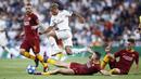 Striker Real Madrid, Mariano Diaz, berusaha melewati hadangan pemain AS Roma pada laga Liga Champions di Stadion Santiago Bernabeu, Madrid, Rabu (19/9/2018). Real Madrid menang 3-0 atas AS Roma. (AP/Manu Fernandez)