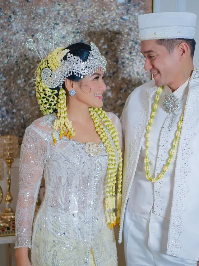 Potret Titi Kamal dan Miller Khan kenakan baju pengantin (Sumber: Instagram/@titi_kamall)