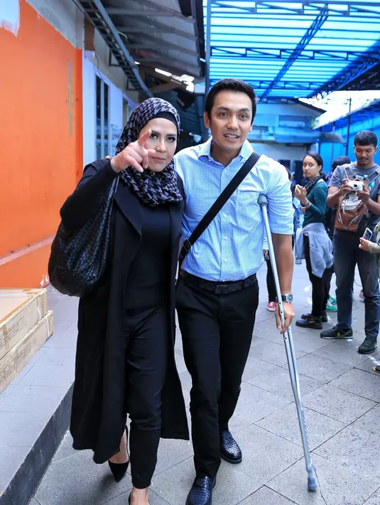 "Jadi kabar kaki saya diamputasi itu enggak benar. Itu hoax dan tidak sampai diamputasi," ujar pemeran film Pinky Promise. (Adrian Putra/Bintang.com)