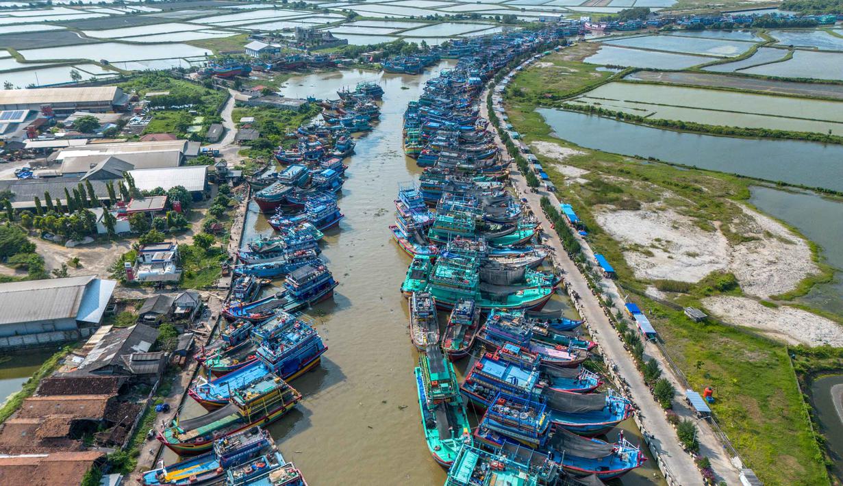 Pemandangan udara menunjukkan kapal-kapal nelayan berlabuh di Pelabuhan Juwana, Jawa Tengah, Rabu 6 Mei 2026. Kenaikan harga Bahan Bakar Minyak (BBM) diesel nonsubsidi (solar industri) per 4 Mei 2026, menyebabkan ribuan nelayan, khususnya di wilayah Pantura (Indramayu dan Pati), tidak dapat melaut. (Devi RAHMAN/AFP)