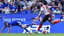 Sama seperti Anthony Martial, tekel-tekel keras kerap dilakukan bek lawan untuk menghentikan kecepatan dari Jamie Vardy. (AFP/Ben Stansall)