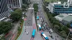 Foto aerial kendaraan melintas di Jalan Jenderal Sudirman, Jakarta, Selasa (24/3/2020). Sejumlah ruas jalan utama ibu kota lebih lengang dibandingkan hari biasa karena sebagian perusahaan telah menerapkan bekerja dari rumah guna menekan penyebaran COVID-19. (Liputan6.com/Faizal Fanani)