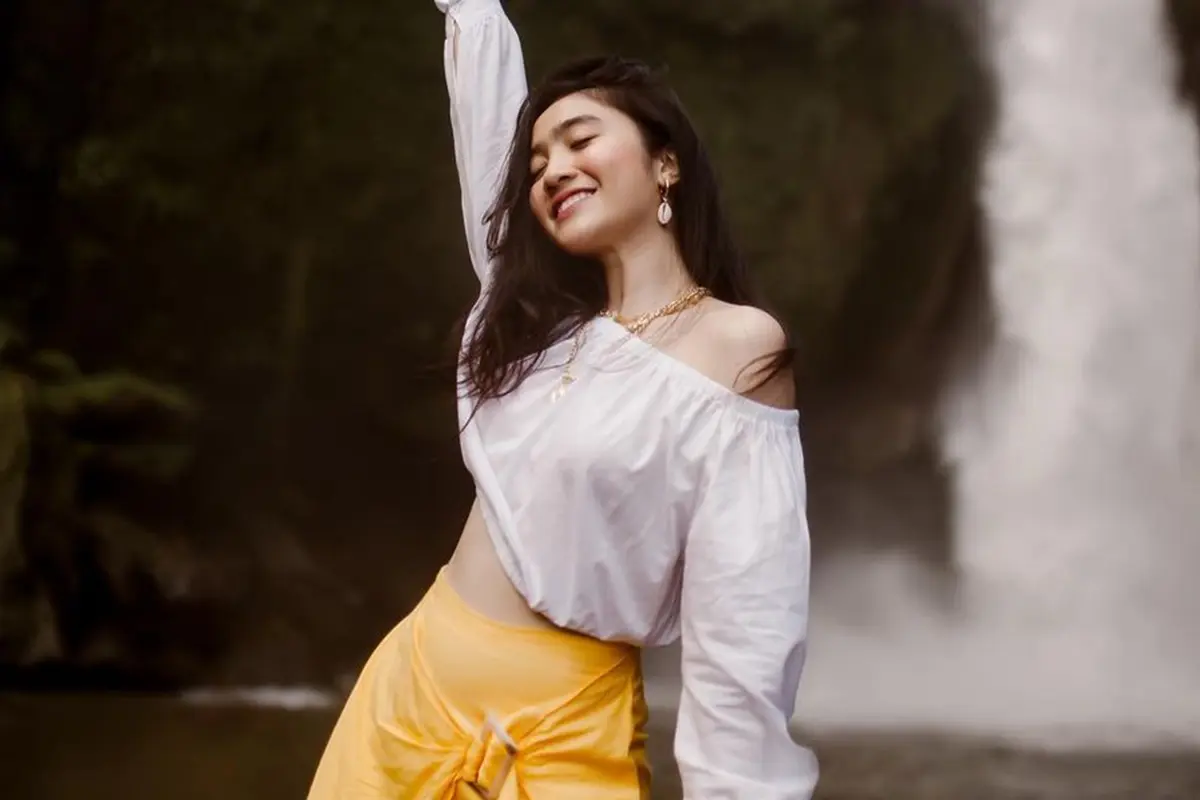 FOTO: Gaya Febby Rastanty Pakai Outfit Off Shoulder, Tampil Feminin