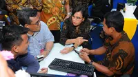 Menkeu Sri Mulyani Indrawati berbincang dengan pelapor SPT pajak penghasilan (PPh) di kantor pelayanan Pajak, Jakarta, Jumat (29/3). Sri Mulyani mengecek langsung proses laporan SPT dengan batas pelaporan SPT untuk orang pribadi adalah per 31 Maret 2019. (Liputan6.com/Angga Yuniar)