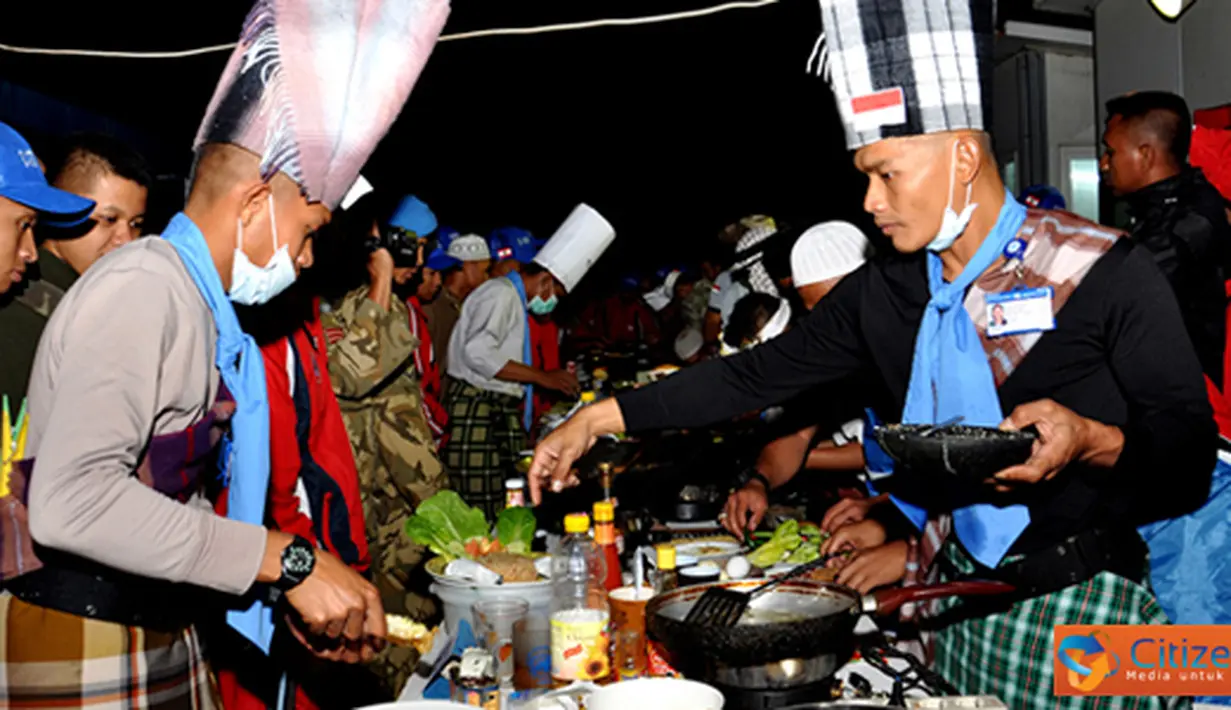 Citizen6, Lebanon: Dalam rangka menyambut HUT RI ke-67, Prajurit TNI Konga melaksanakan lomba membuat nasi goreng di Kompi Alphard UN Posn 9-63, El Adaiseh, Lebanon Selatan, Selasa (14/8) Malam waktu Lebanon. (Pengirim: Badarudin Bakri).