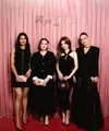Yeji ITZY, Luna Maya, Mikha Tambayong, dan Chelsea Islan tampil bak bestie dalam serba hitam. Ke empatnya hadir untuk pembukaan butik Roger Vivier di Plaza Indonesia [dok Roger Vivier]