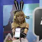 Cosplay wanita menunjukkan konten Webcomics for BBM di booth BBM pada acara Popcon Asia 2017, di JCC Jakarta, Sabtu (05/8). Untuk memperkaya konten Webcomics, BBM bekerjasama dengan konten kreator lokal dan luar negeri. (Liputan6.com/Fery Pradolo)